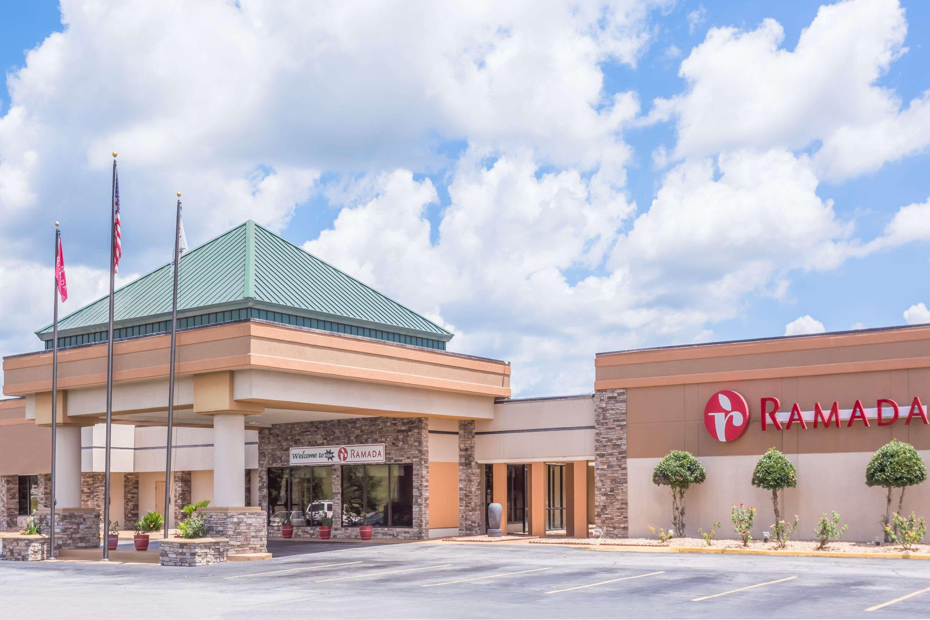 Ramada By Wyndham Macon Hotel Exterior foto