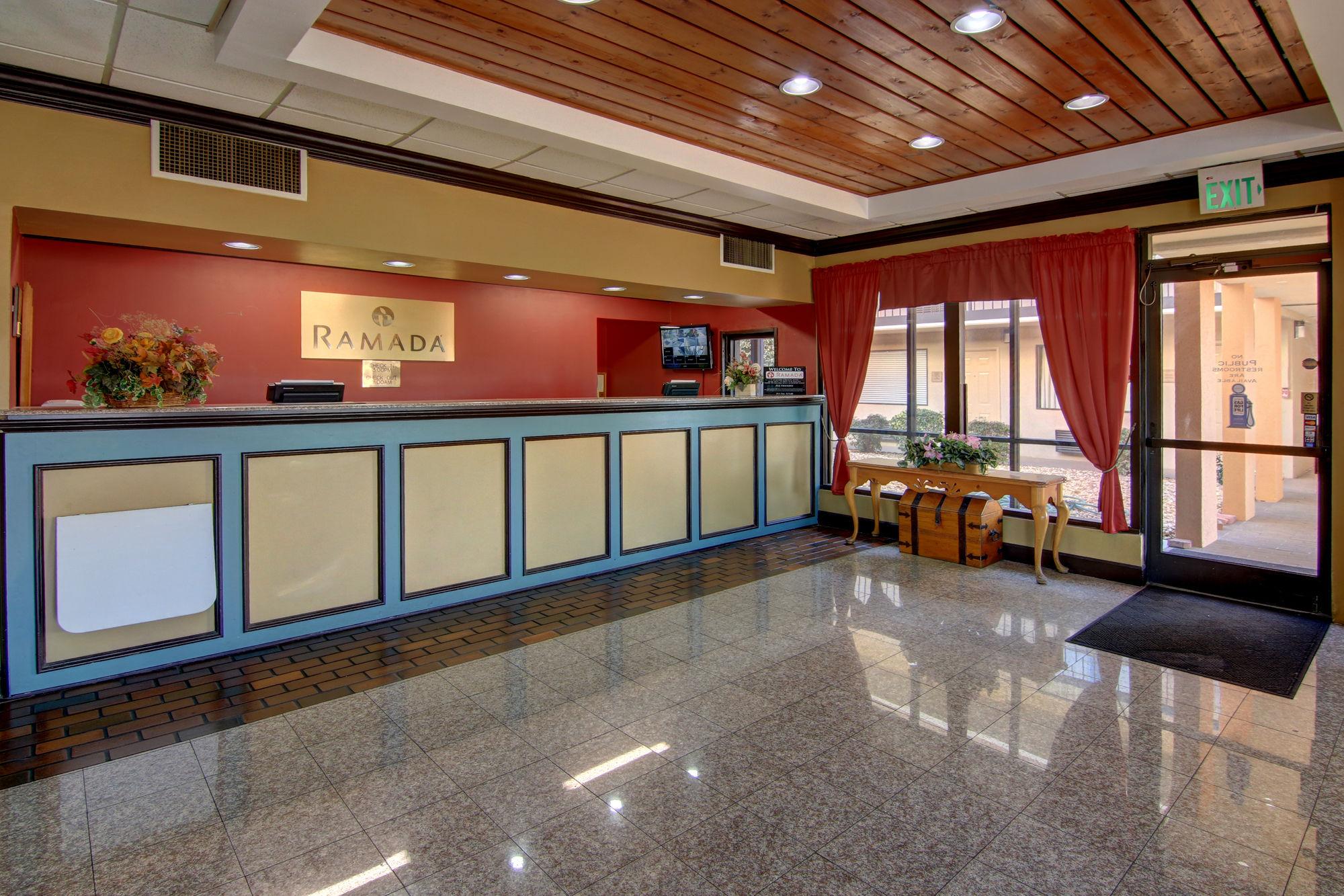 Ramada By Wyndham Macon Hotel Exterior foto